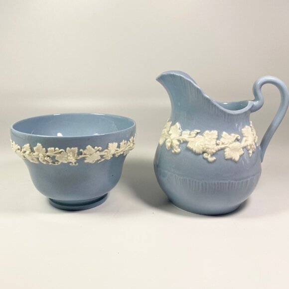 1950s Wedgwood Queensware Embossed Cream On Blue Creamer Sugar Bowl - Picture 13 of 16